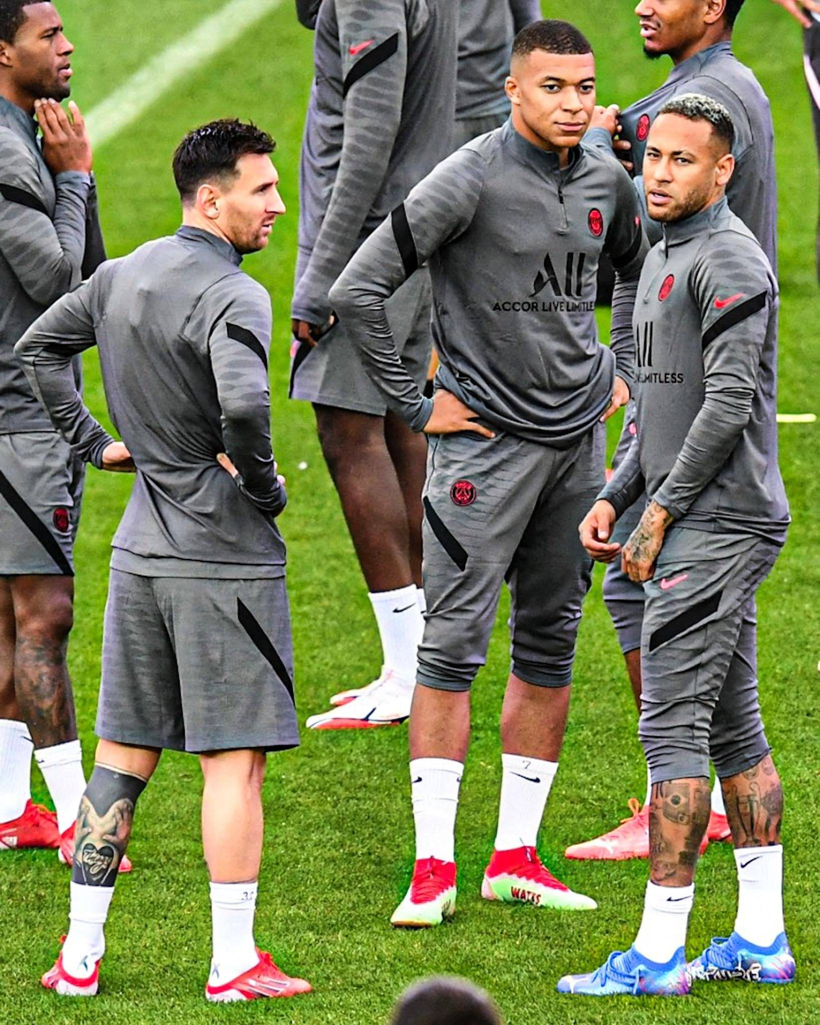 从阿扎伦卡关键节点势不可挡到关键时刻利物浦备战欧冠，里昂更衣室发声备战NBA常规赛的简单介绍